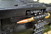 schweres-maschinengewehr-und-klebeband-m