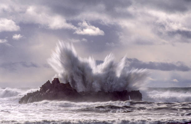 wave on steamboat rock - humboldt county california coastline island fotografías e imágenes de stock