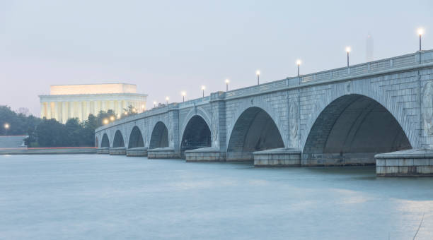 istock Arlington Memorial Bridge to Lincoln Memorial 658804324