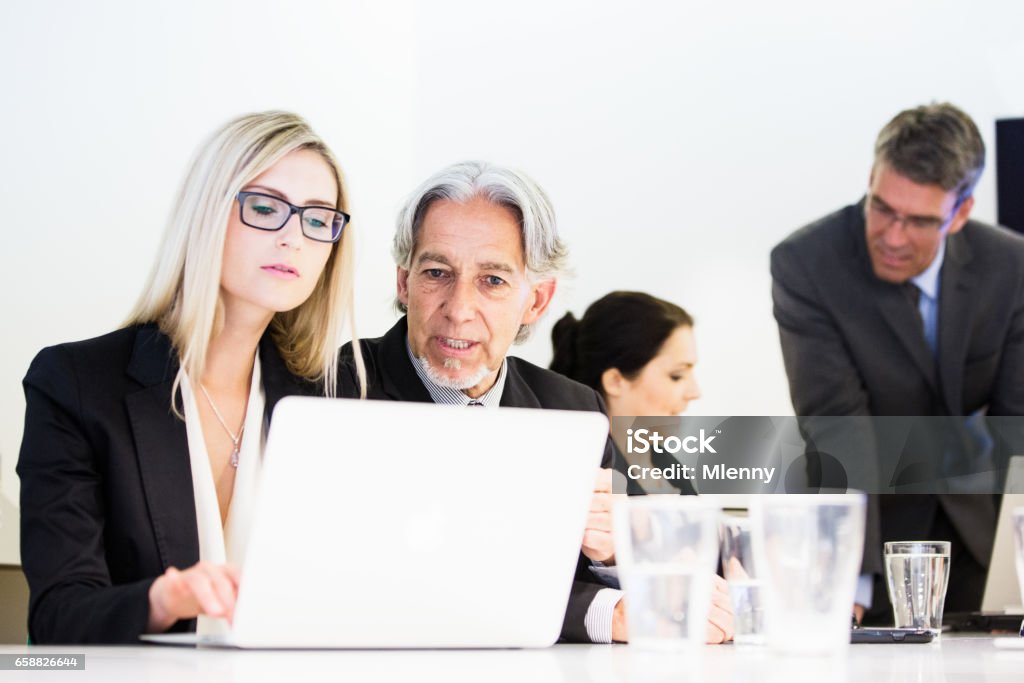 Business-Teams arbeiten zusammen im Konferenzraum - Lizenzfrei Blondes Haar Stock-Foto