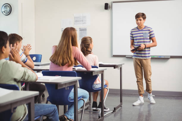 男子生徒の教室でのプレゼンテーション - child student adolescence cute ストックフォトと画像