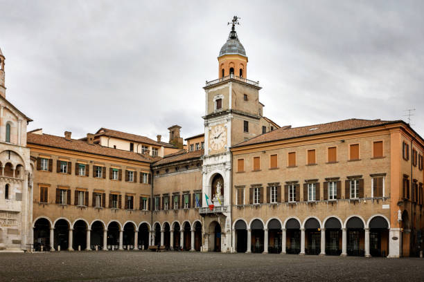 palazzo communale, piazza grande, modena, italien - palazzo communale stock-fotos und bilder