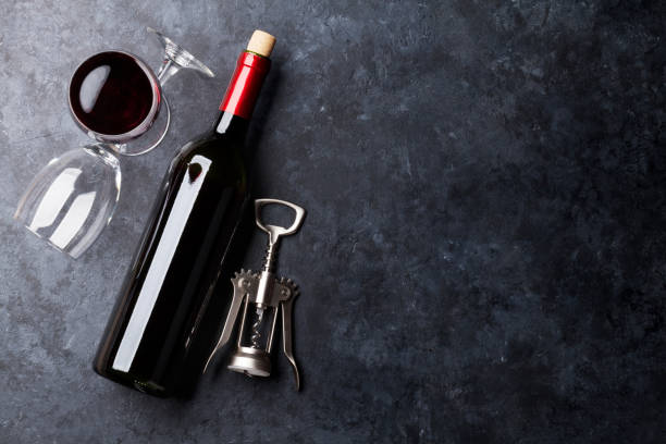 botella y copas de vino rojo - cork wine corkscrew old fotografías e imágenes de stock
