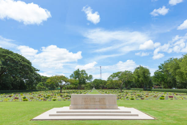 제 2 차 세계 대전의 전쟁 묘지 - kanchanaburi province sky cemetery thailand 뉴스 사진 이미지