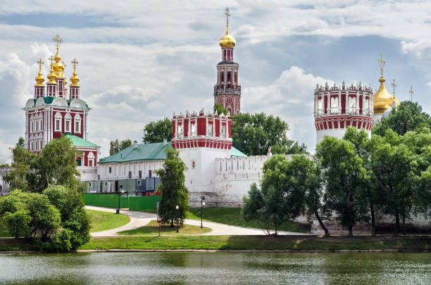 view of the novodevichy convent in moscow in the summer - novodevichy convent imagens e fotografias de stock