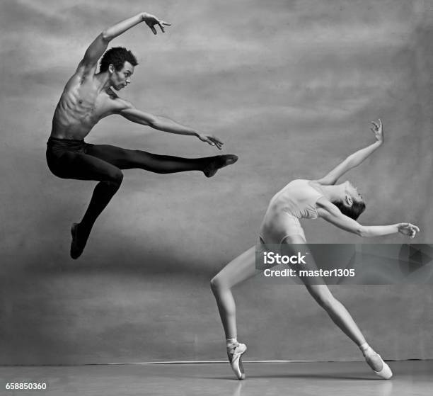 Photo libre de droit de Couple De Danseurs De Ballet Posant Sur Fond Gris banque d'images et plus d'images libres de droit de Danse classique - Danse classique, Danseur de ballet, Personnes masculines
