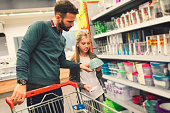 vater-und-tochter-in-einem-supermarkt.jpg?b=1&s=170x170&k=20&c=CmZfzHAHmpK3xHO1tmDMZkEbewNy88qBYuoQxzZlVG4=