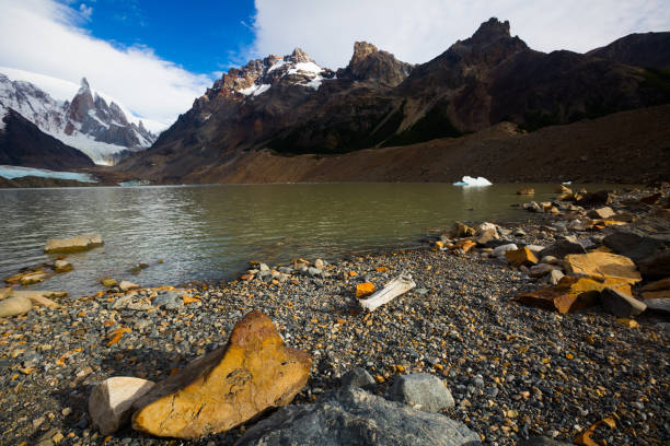 lake at foot of fitz roy, cerro torre, andes - foothills parkway imagens e fotografias de stock