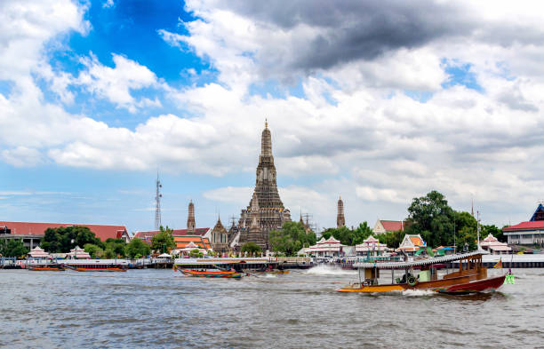 тайские такси лодки - bangkok thailand asia water taxi стоковые фото и изображения