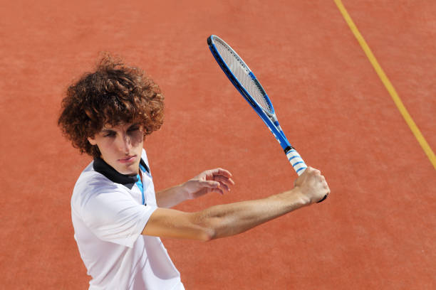 tennista con racchetta durante una partita - tennis court tennis racket forehand foto e immagini stock