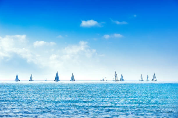 regata yacht in barca a vela su acqua di mare o oceanica - horizon over water horizontal surface level viewpoint foto e immagini stock