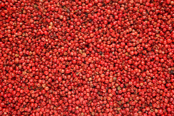 fondo de granos de pimienta rosa - pink pepper fotografías e imágenes de stock