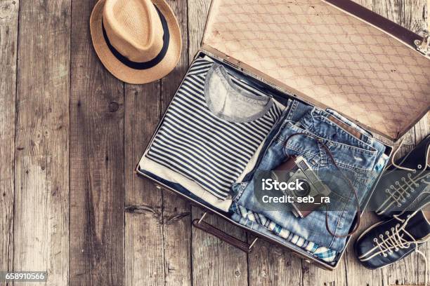 Concepto De Viaje En Mesa De Madera Foto de stock y más banco de imágenes de Maleta - Maleta, Empaquetar, Viajes