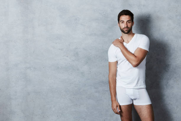 t-shirt et short guy - underwear men t shirt white photos et images de collection