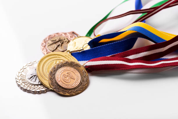 vielzahl von sportmedaillen auf weiß - silver medal medal silver isolated stock-fotos und bilder