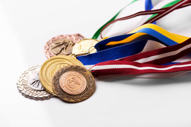 variedad de medallas deportivas en blanco - silver medal medal silver competition fotografías e imágenes de stock