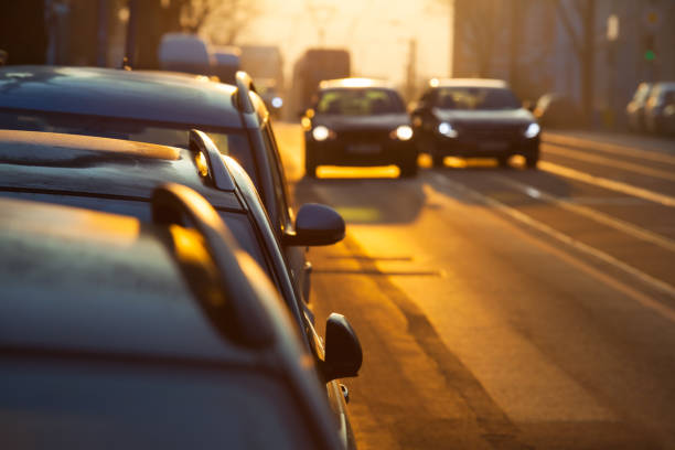 coche superar la escena de la calle - overtake fotografías e imágenes de stock