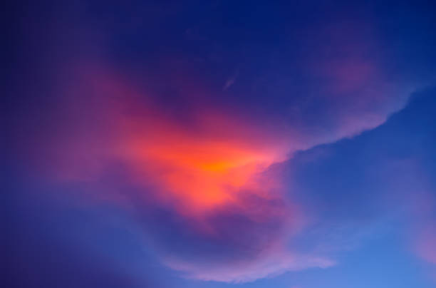 bunte wolken mit sonnenuntergangslicht - effected stock-fotos und bilder