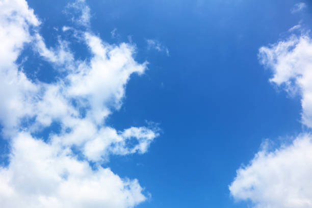 błękitne niebo z zbliżeniem chmur - 地球 zdjęcia i obrazy z banku zdjęć