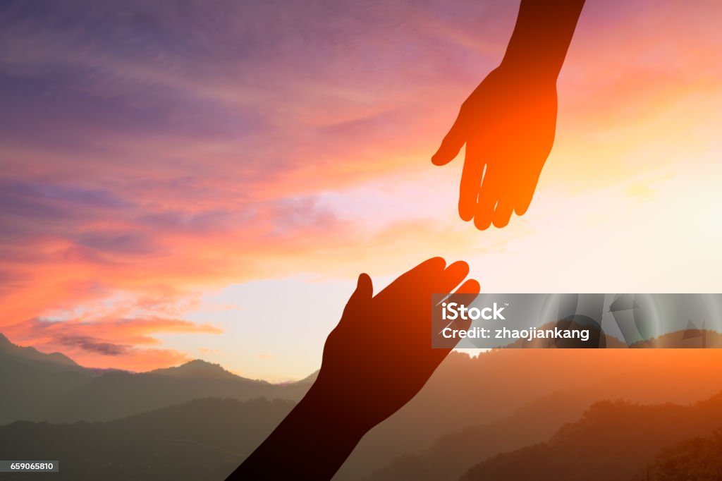 mano con la puesta de sol cielo - Foto de stock de Dar una mano libre de derechos