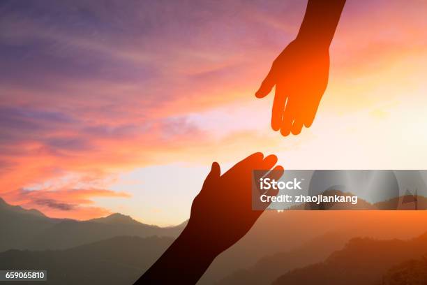 Aiutare A Mano Con Il Tramonto Cielo - Fotografie stock e altre immagini di Dare una mano - Dare una mano, Mano, Aiuti umanitari