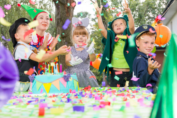 niños jugando en la fiesta de cumpleaños - child balloon outdoors little boys fotografías e imágenes de stock