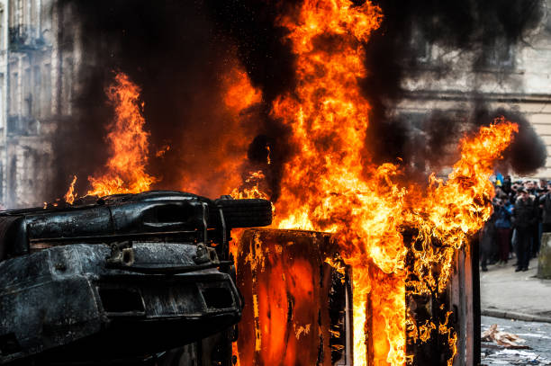 płonącego samochodu. samochód zniszczony i podpalony podczas zamieszek. centrum - car fire accident land vehicle zdjęcia i obrazy z banku zdjęć