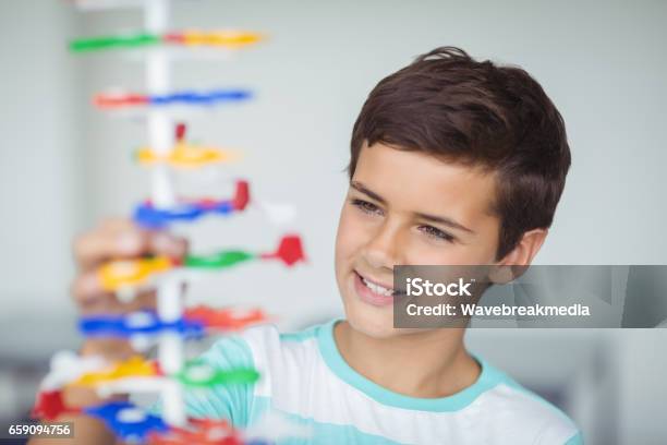 Foto de Modelo De Molécula Estudante Atento Experimentação Em Laboratório e mais fotos de stock de Experimento