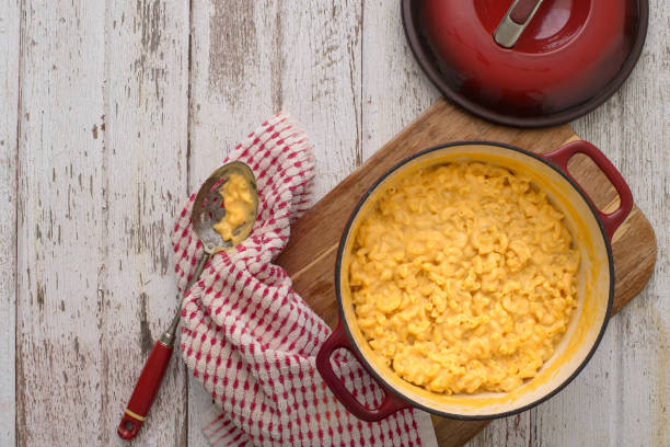 istock Large pot of Macaroni and cheese 659095288