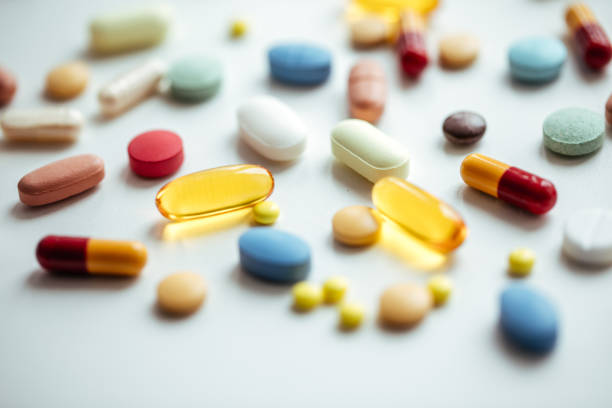 todo lo que necesitas saber sobre píldoras de la dieta - vitamin e capsule medicine pill fotografías e imágenes de stock