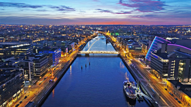 dublin bei nacht - city night cityscape aerial view stock-fotos und bilder