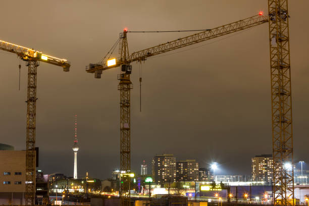 cranes in berlin germany at night - konstruktion imagens e fotografias de stock