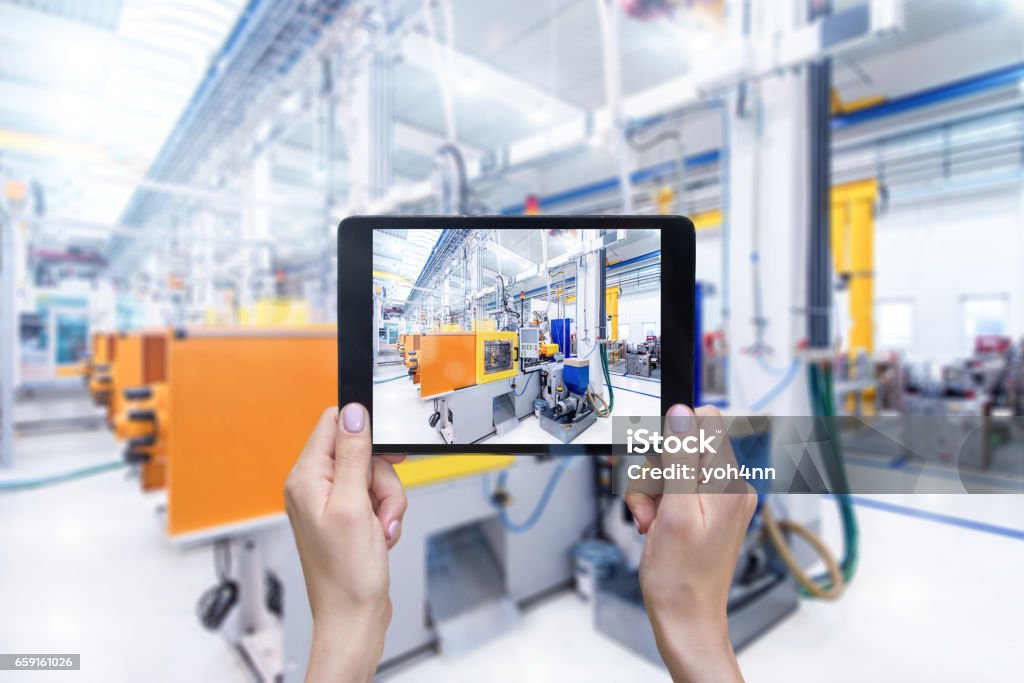Industriel automatisé machines & tablet - Photo de Adulte libre de droits