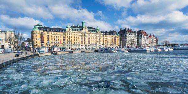 Winter in Nybroviken, Stockholm A winter day in central Stockholm by Nybroviken and Strandvägen. lake malaren photos stock pictures, royalty-free photos & images