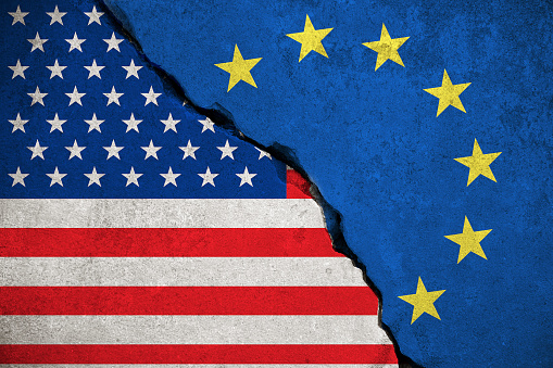 azul bandera de la Unión Europea UE en la pared rota y medio Estados Unidos Bandera de los Estados Unidos, crisis trump Presidente y Europa euro photo