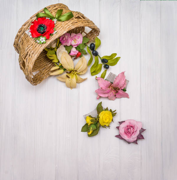 искусственные цветы на деревянной доске - 12042 стоковые фото и изображения