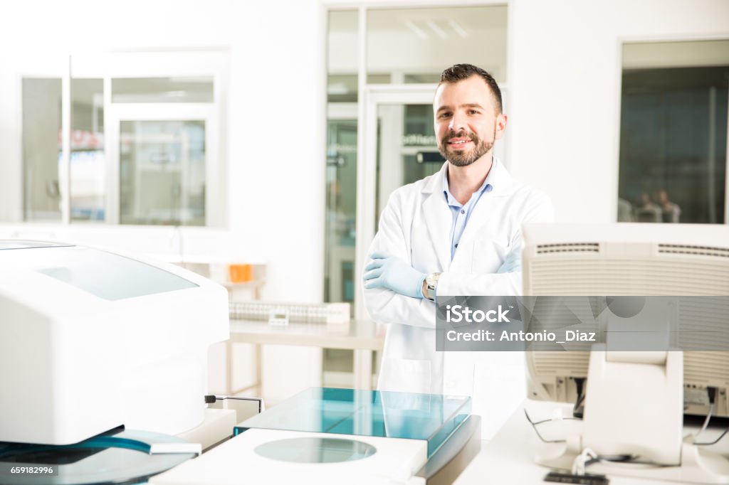 Químico masculino trabajando en un laboratorio moderno - Foto de stock de 30-39 años libre de derechos