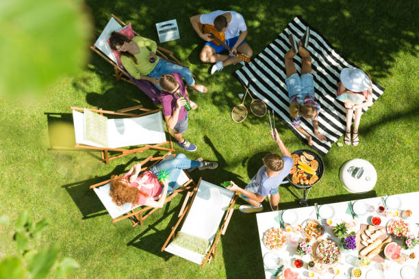 amigos tener parrilla en jardín - deck chair summer grass outdoor chair fotografías e imágenes de stock