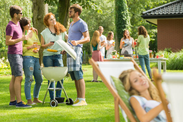 hombre de cocinar alimentos - deck chair summer grass outdoor chair fotografías e imágenes de stock