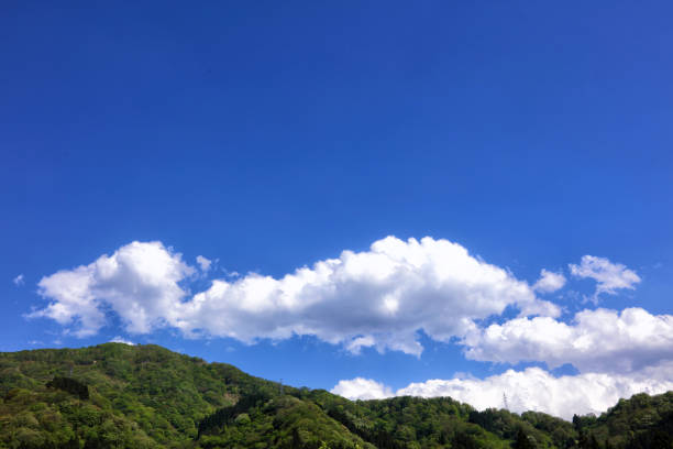 błękitne niebo z zbliżeniem chmur - 地球 zdjęcia i obrazy z banku zdjęć