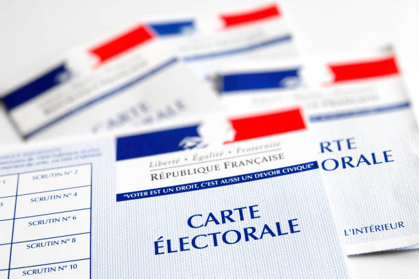 votante electoral franco tarjetas oficiales del gobierno que permite votar en primer plano de papel colocada sobre la mesa brillante blanco - france election presidential election french culture fotografías e imágenes de stock