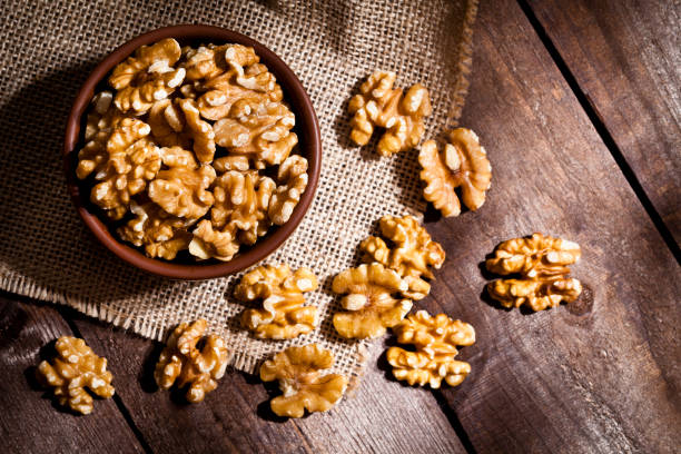 органические грецкие орехи на месте - walnut стоковые фото и изображения