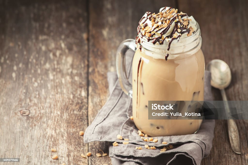 Café avec glace, crème et chocolat - Photo de Café glacé libre de droits