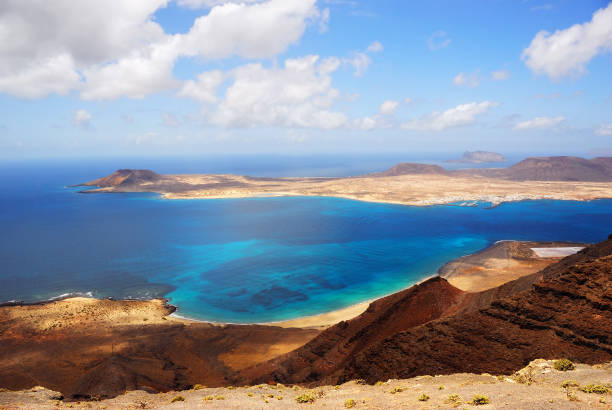isla de la graciosa - lanzarote bay canary islands crater fotografías e imágenes de stock