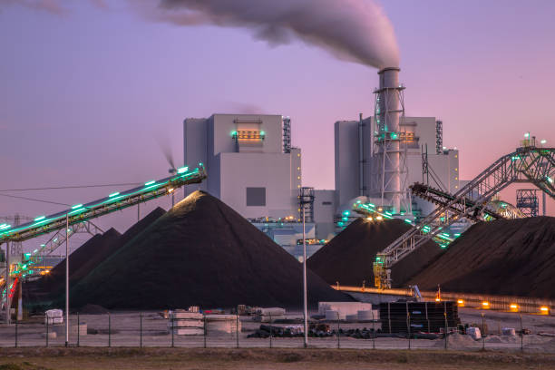 新しく建てられた石炭供給工場 - large business chimney cloud ストックフォトと画像