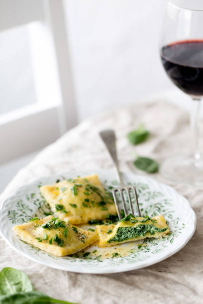 klassische ravioli mit spinat und ricotta-käse - vibrant color tomato vegetable pasta stock-fotos und bilder