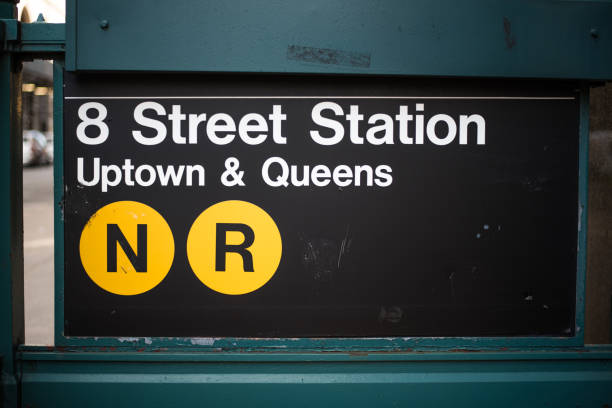 mat de signe de subway, 8 station street, new york, éu - brooklyn sign new york city queens photos et images de collection