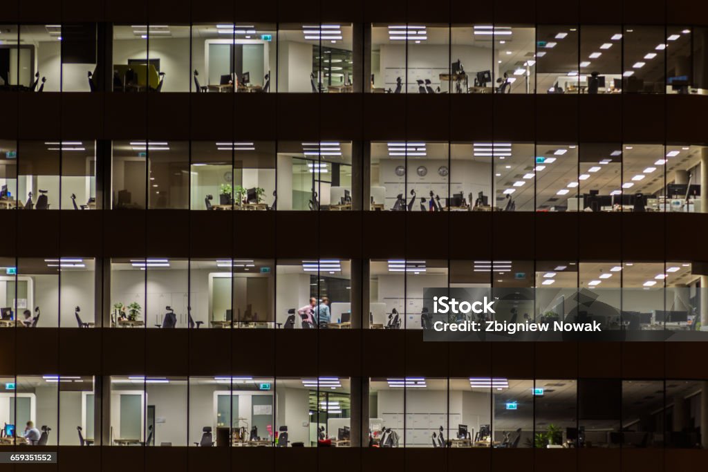 Edificio de oficinas de Windows. - Foto de stock de Noche libre de derechos