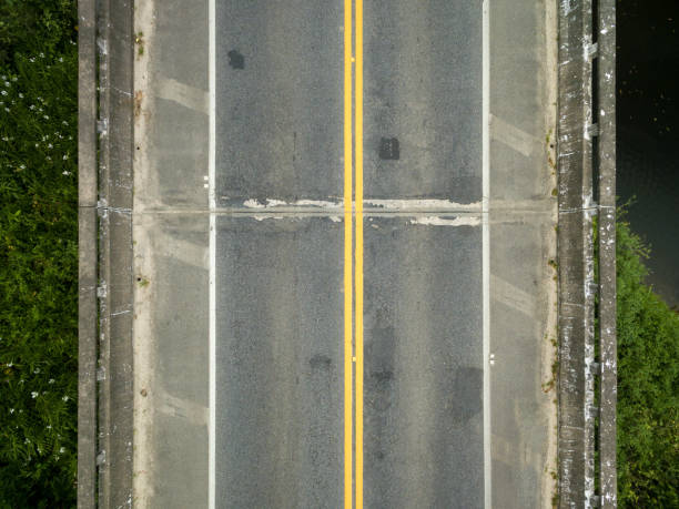 다리에서 상위 뷰 - road marking 뉴스 사진 이미지