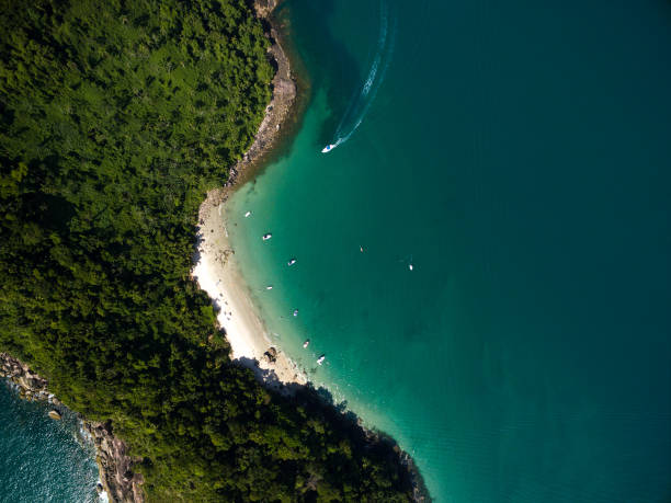 vue de dessus d’une île paradisiaque - sao sebastiao photos et images de collection